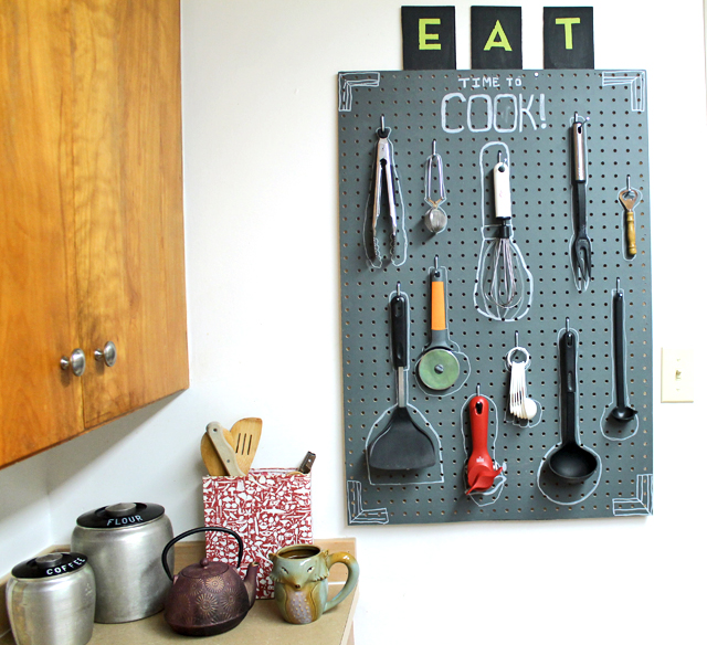 Use @decoart Chalkboard Coating to make this Chalkboard Pegboard Kitchen Organizer. Tutorial by @punkprojects